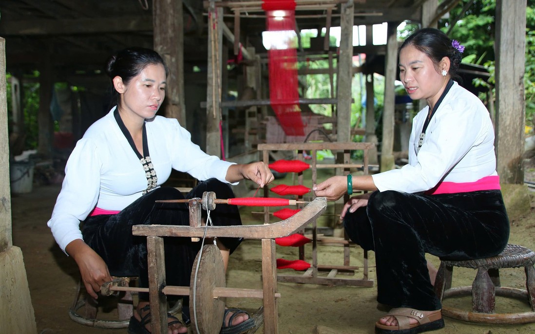 Chiếc điện thoại thông minh đưa bản làng khởi sắc