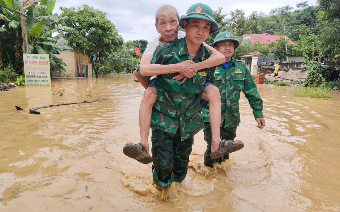 Bộ đội Biên phòng giúp người dân biên giới Nghệ An khắc phục hậu quả mưa lũ 