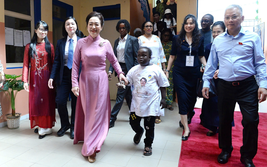 Phu nhân Chủ tịch Quốc hội Nguyễn Thị Thanh Nga thăm Trung tâm Hỗ trợ trẻ em tại Senegal