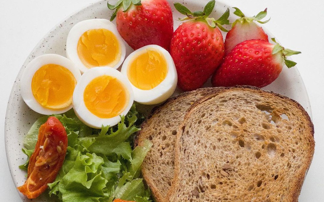 Làm bữa sáng nhanh gọn, đủ chất cho ngày làm việc hiệu quả