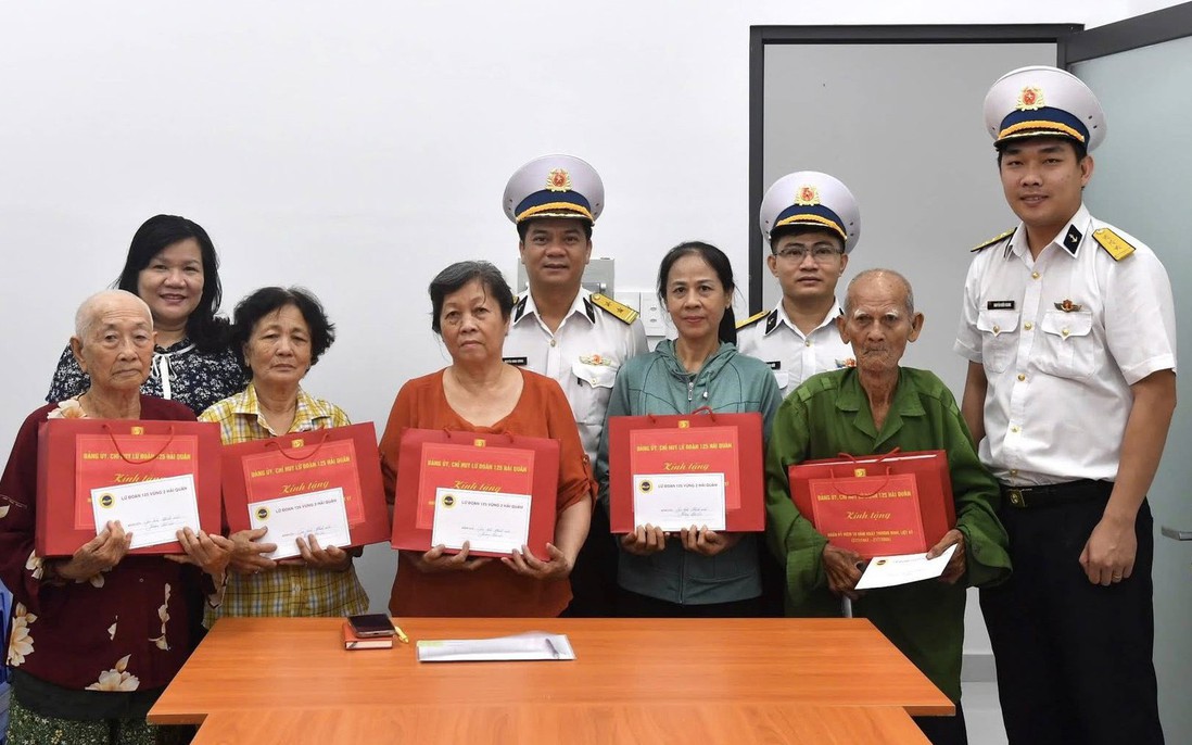 Vùng 2 Hải quân tặng quà tri ân các gia đình chính sách