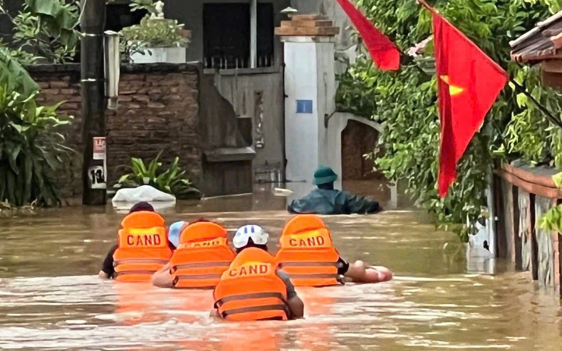 Phú Thọ: Cầu phao Phong Châu tạm dừng hoạt động, hàng chục hộ dân được sơ tán do ngập nặng