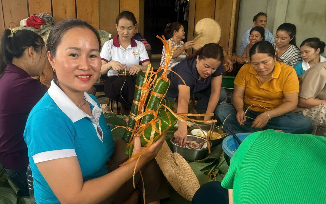 Những chiếc bánh chưng "nghĩa tình" gửi tới bà con vùng lũ Nghệ An
