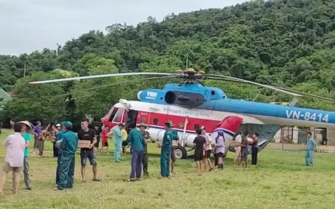Bộ Quốc phòng huy động trực thăng mang hàng cứu trợ đến vùng lũ Nghệ An