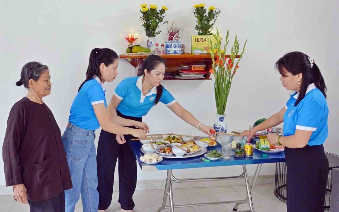 Hội LHPN phường Tùng Thiện: "Bữa cơm tri ân" gia đình liệt sĩ