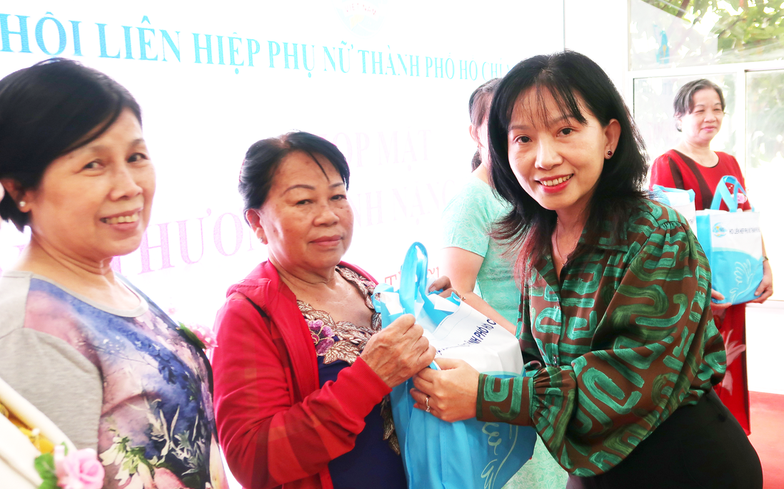 Hội LHPN TPHCM tri ân, tặng quà vợ thương binh