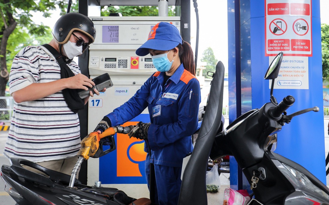 Giá xăng giảm lần thứ 2 liên tiếp, về dưới 19.800 đồng/lít