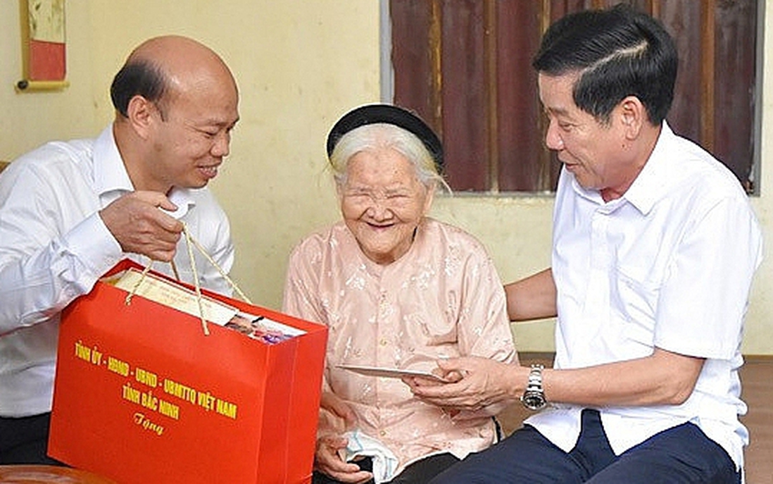 Lãnh đạo tỉnh Bắc Ninh thăm và tặng quà Mẹ Việt Nam Anh hùng, thương binh, gia đình chính sách