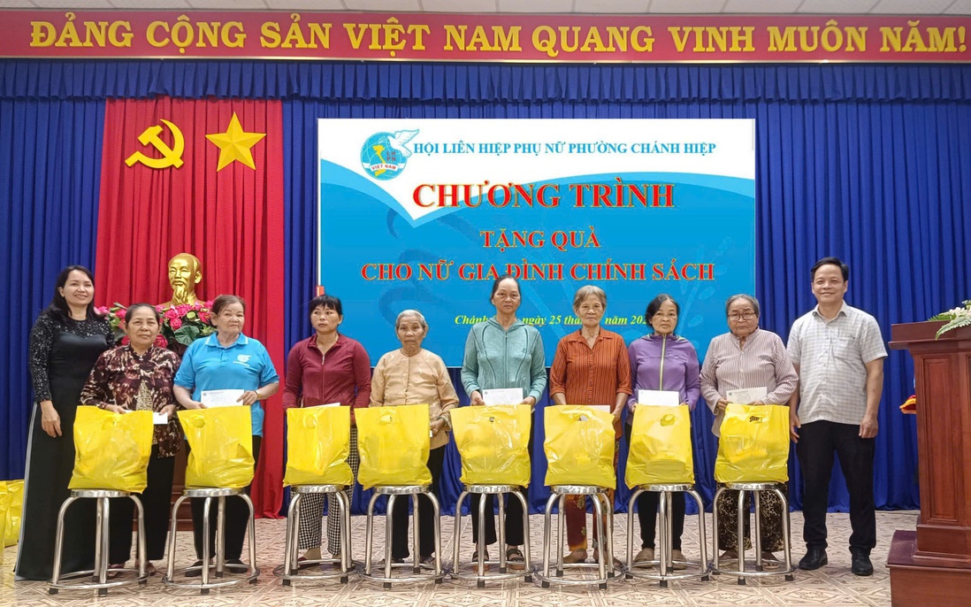 TPHCM: Hội LHPN phường Chánh Hiệp họp mặt, tặng quà nữ gia đình chính sách