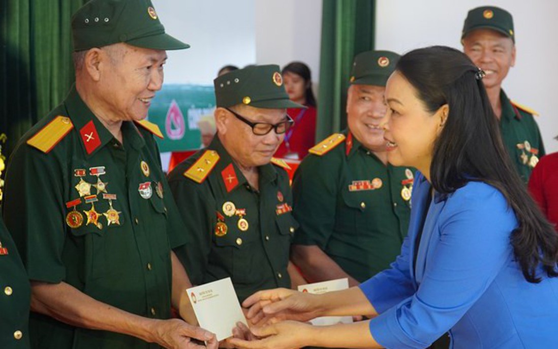 Phó Chủ tịch - Tổng Thư ký UBTƯ MTTQ Việt Nam Nguyễn Thị Thu Hà thăm, tặng quà người có công tại Ninh Bình