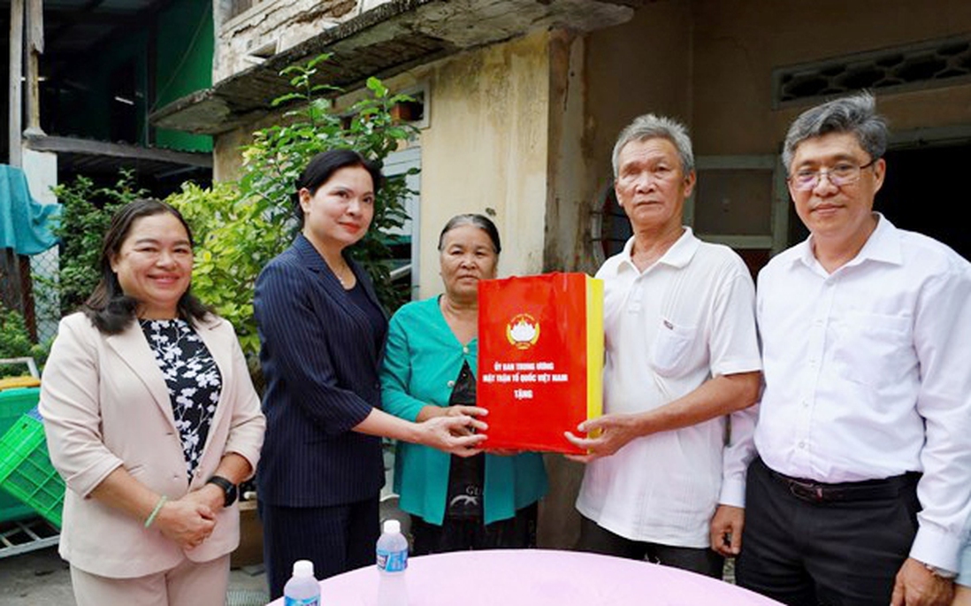 Phó Chủ tịch UBTƯ MTTQ Việt Nam Hà Thị Nga thăm, tặng quà Mẹ Việt Nam Anh hùng và người có công tại Lâm Đồng