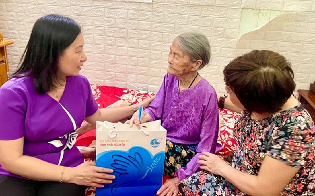 Hội LHPN tỉnh Thái Nguyên thăm, tặng quà các gia đình chính sách