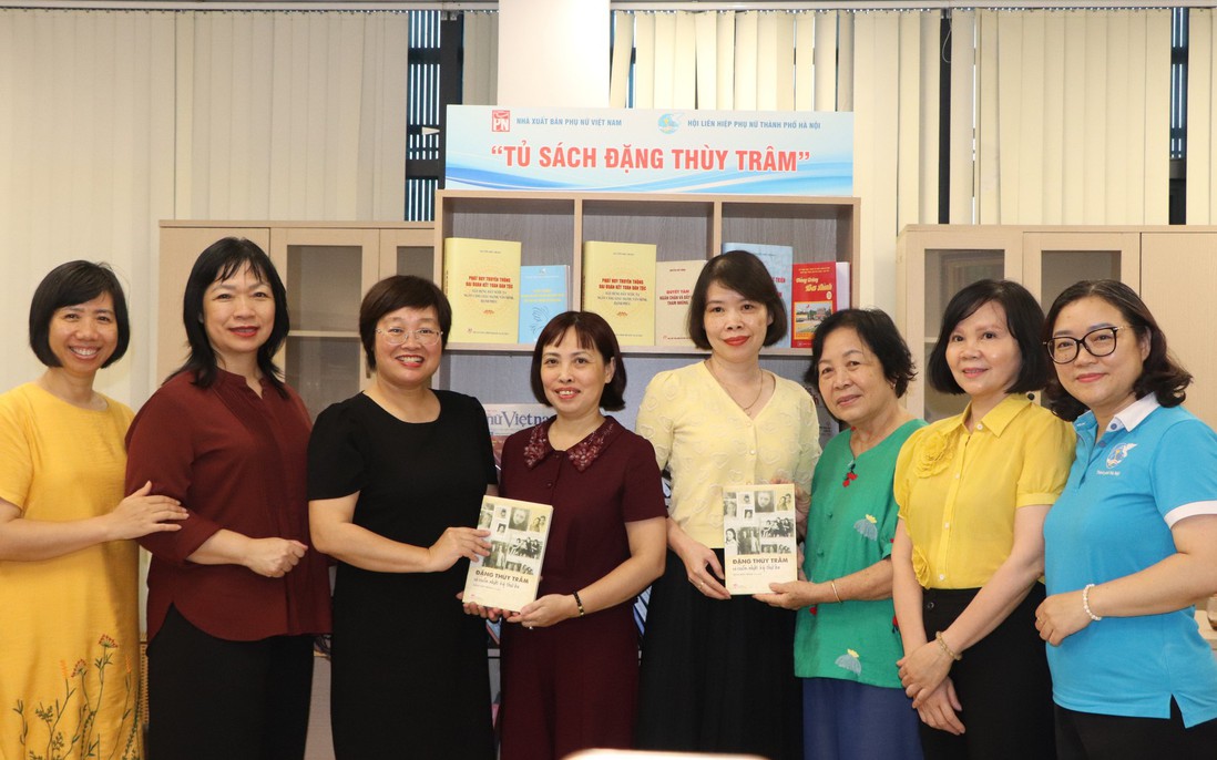 TƯ Hội LHPN Việt Nam: Các đơn vị viếng nghĩa trang liệt sĩ và trao tặng Tủ sách Đặng Thùy Trâm