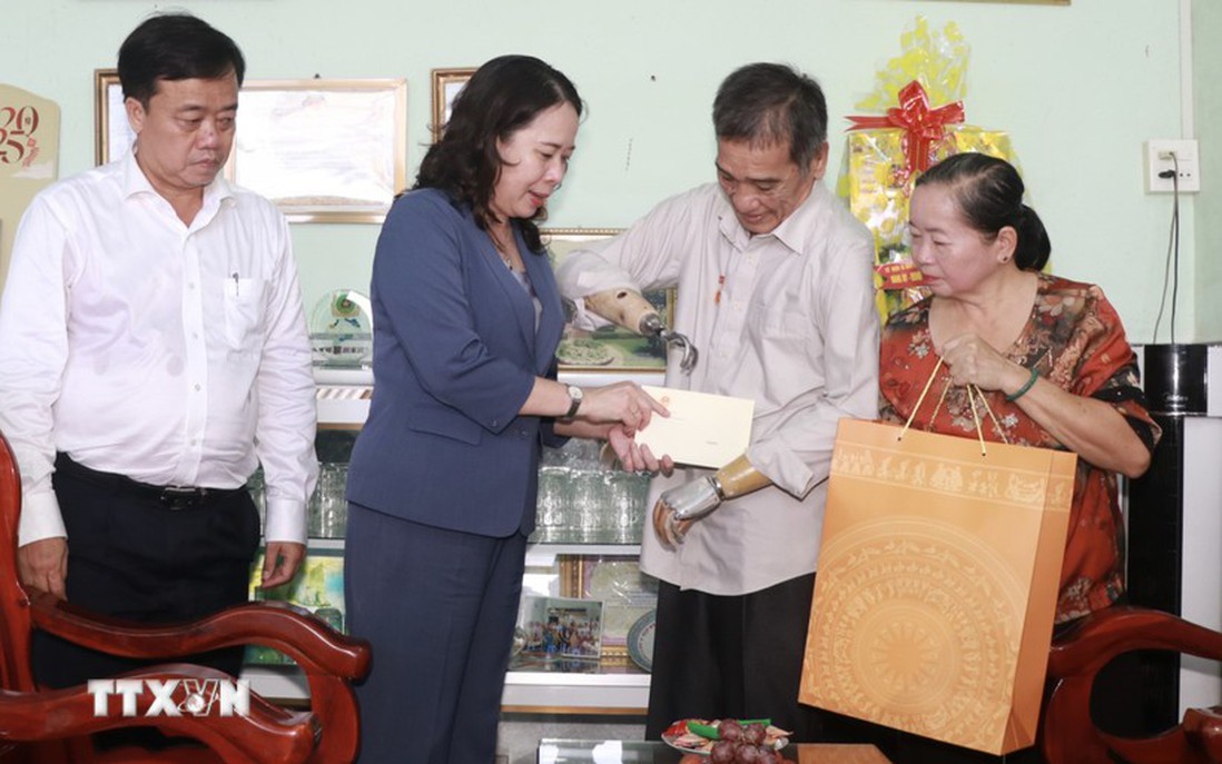 Phó Chủ tịch nước Võ Thị Ánh Xuân thăm, tặng quà các gia đình chính sách ở Cà Mau