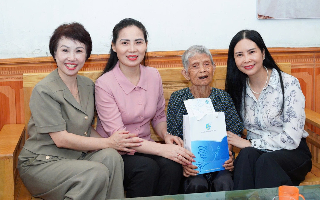 Lãnh đạo Hội LHPN Việt Nam thăm, tặng quà Mẹ Việt Nam anh hùng tại Tuyên Quang