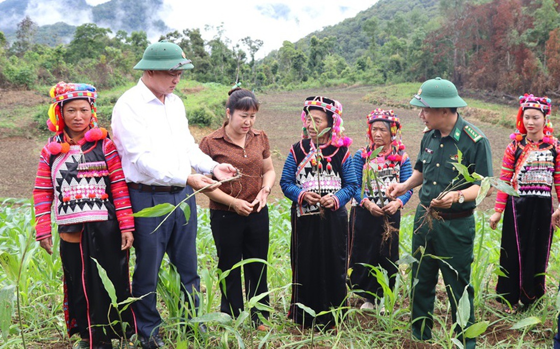 Trao sinh kế cho đồng bào dân tộc Hà Nhì ở bản Tả Ló San