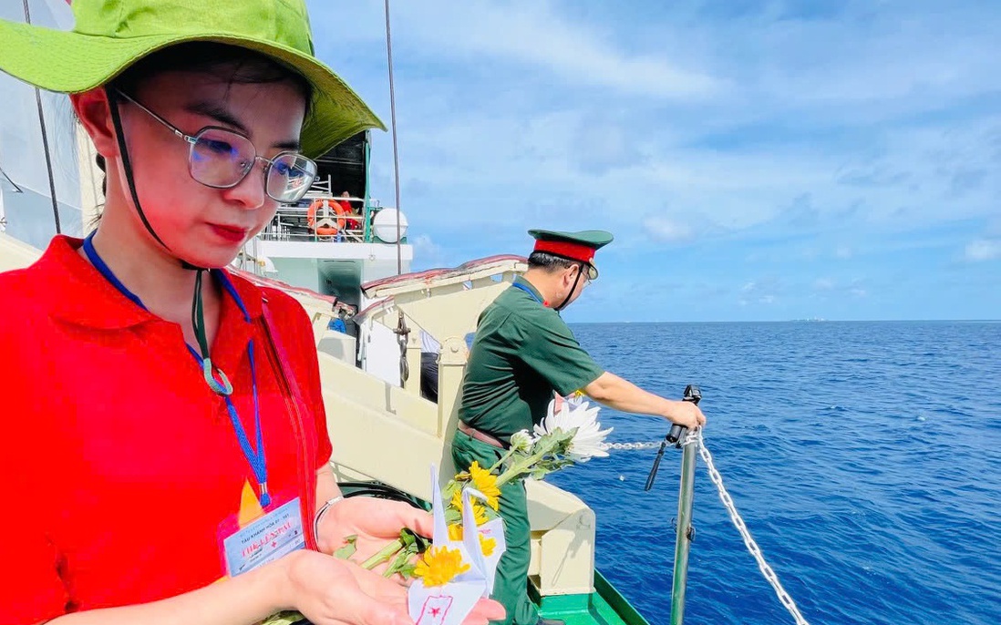 Bông hoa cúc và cánh hạc giấy - Một ngày không quên