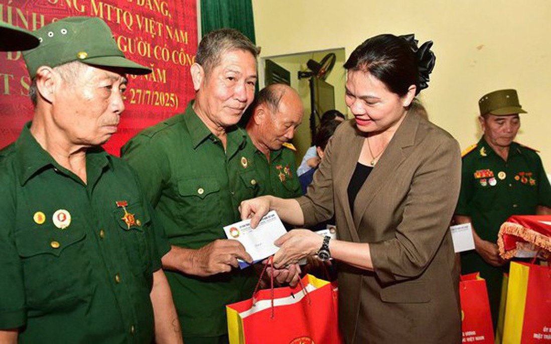 Phó Chủ tịch UBTƯ MTTQ Việt Nam Hà Thị Nga tri ân người có công và trao tặng phòng học tại Tuyên Quang