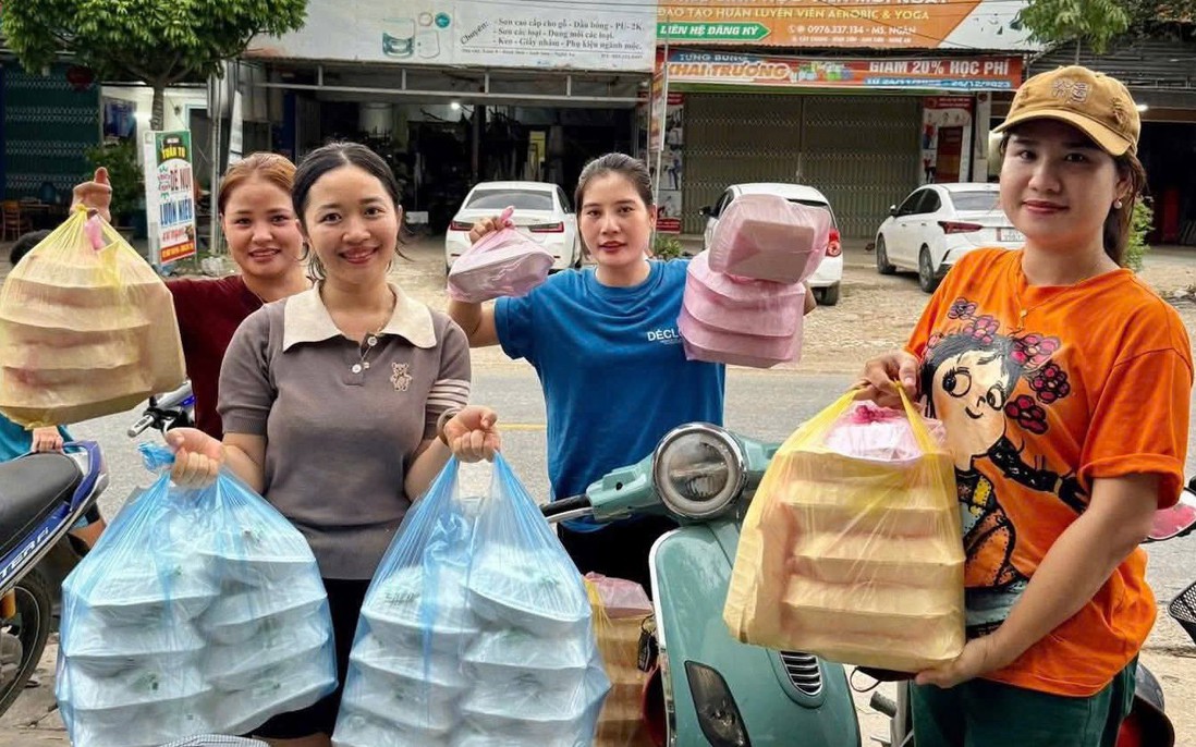 Những suất cơm thắm đượm tình người gửi vùng lũ 