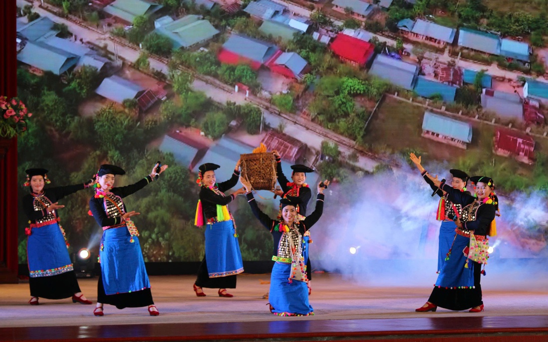Giữ từng con chữ, điệu múa, lời hát của người Si La