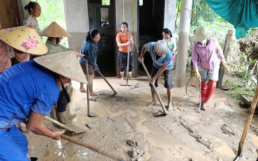 Phụ nữ miền núi Con Cuông chung tay khắc phục hậu quả lũ lụt