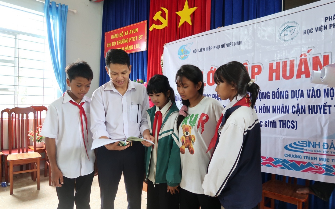 "Thủ lĩnh của sự thay đổi" góp sức đẩy lùi những "lời ru buồn"