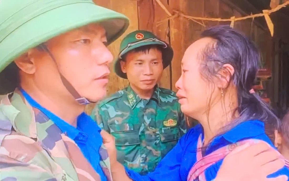 Bộ đội biên phòng cứu trợ khẩn cấp cho người dân bản Phá Mựt