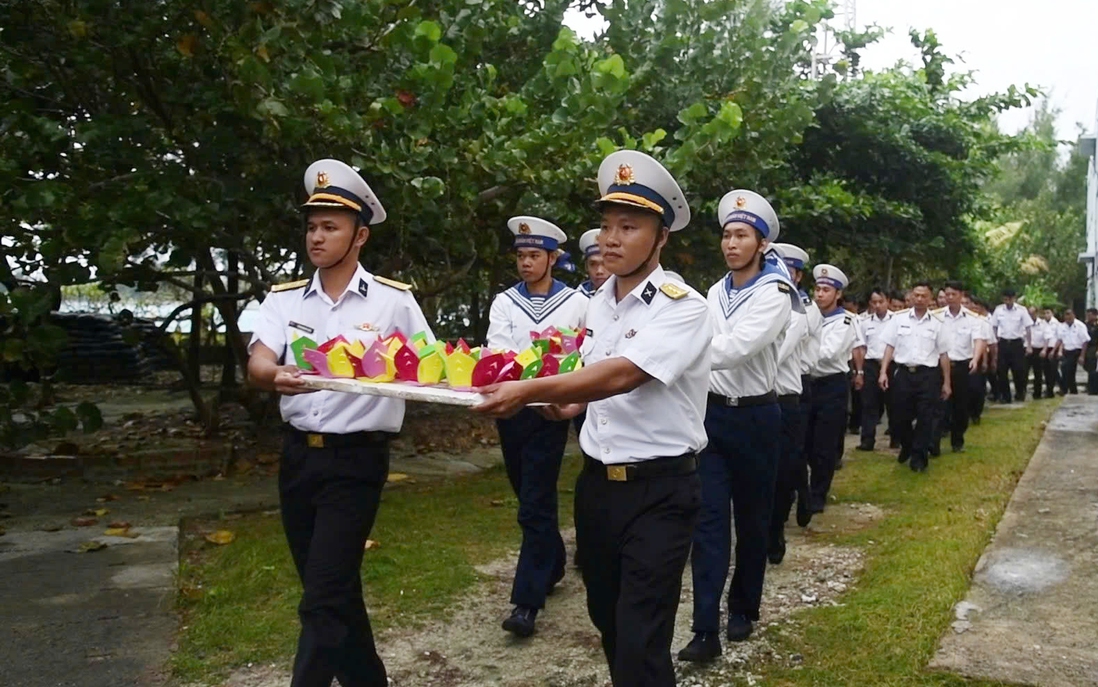 Thả hàng trăm hoa đăng xuống biển tưởng nhớ Anh hùng liệt sĩ Trường Sa