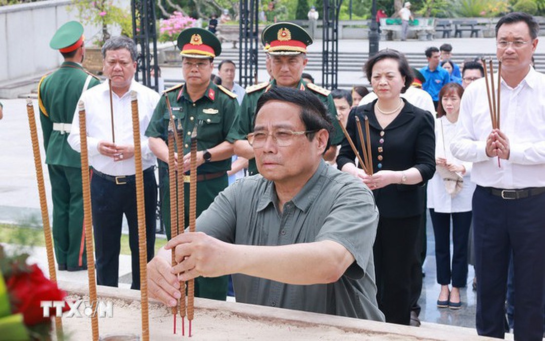Thủ tướng tri ân các lãnh đạo tiền bối và người có công tại Quảng Trị, Huế
