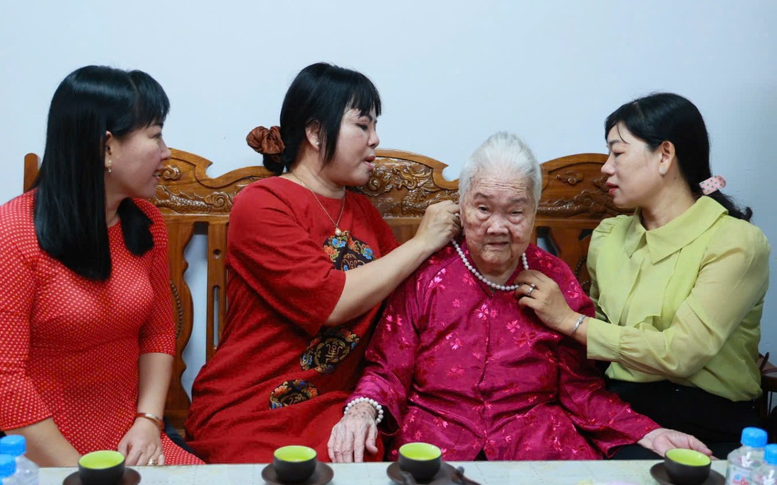 Hội LHPN tỉnh Vĩnh Long thăm hỏi, tặng quà, tri ân nhân Ngày 27/7