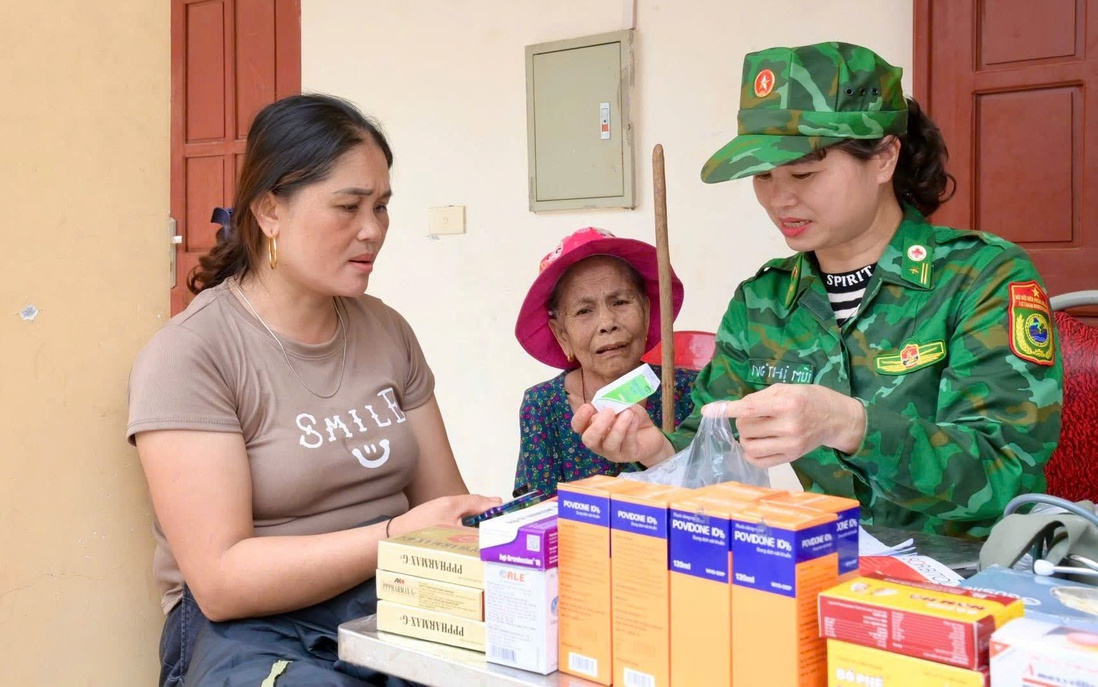Quân y Bộ đội Biên phòng khám bệnh miễn phí cho người dân vùng lũ