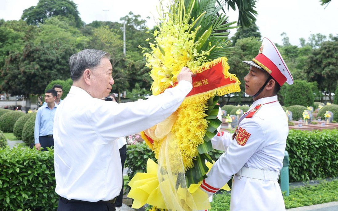 Tổng Bí thư Tô Lâm dâng hương tưởng niệm các anh hùng, liệt sỹ tại Điện Biên