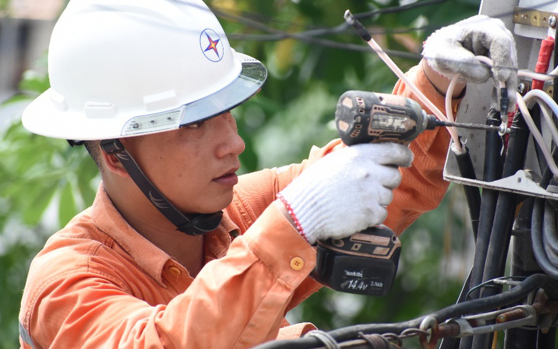 Nắng nóng diện rộng, nền nhiệt cao tới 39°C, nhu cầu sử dụng điện tăng đột biến, EVNHANOI khuyến cáo người dân