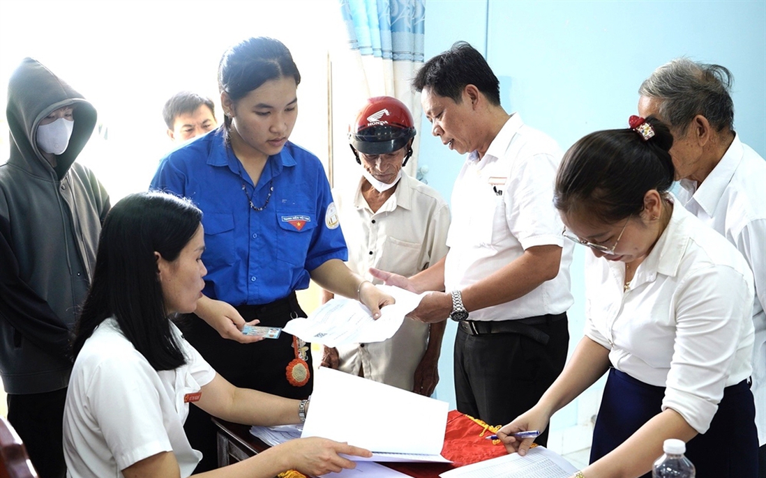 Phú Bài (Huế) tổ chức trả kết quả thủ tục hành chính lưu động cho người dân