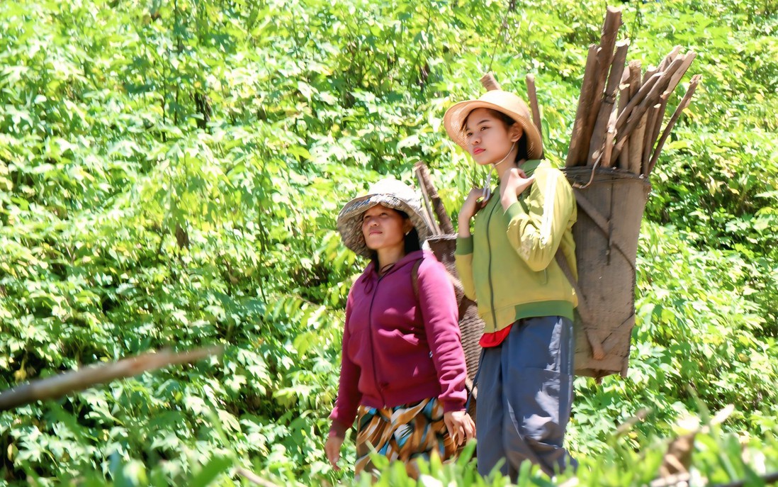 Những bà mẹ thầm lặng "nuôi" con chữ giữa đại ngàn