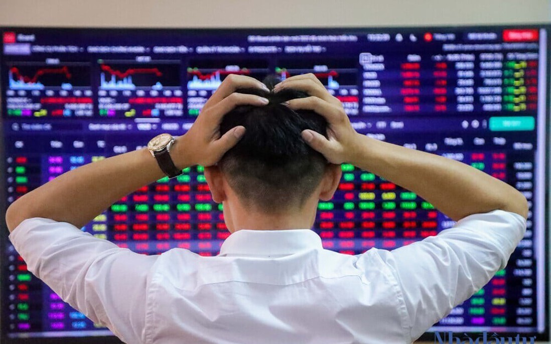 VN-Index điều chỉnh mạnh, thanh khoản bùng nổ