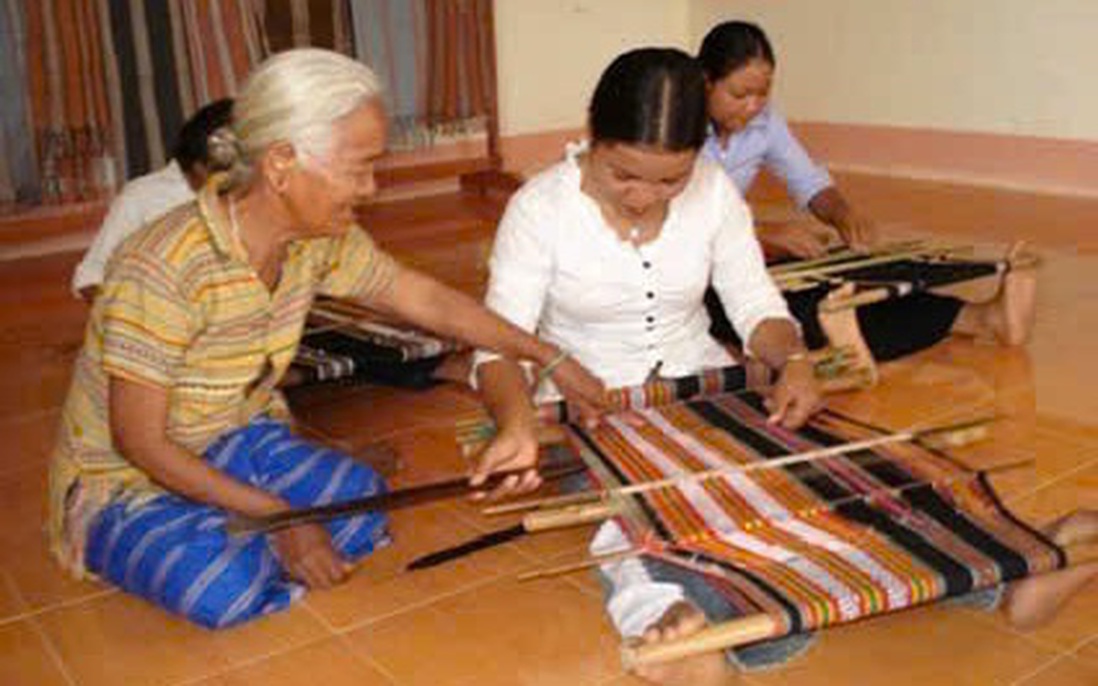 Dệt thổ cẩm để bảo tồn bản sắc và phát triển sinh kế cho phụ nữ Mạ
