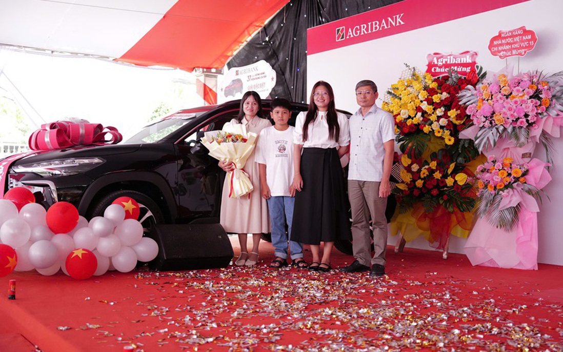Agribank trao Giải Đặc biệt 1 ô tô cho khách hàng may mắn trong chương trình "37 năm vững vàng - Rộn ràng ưu đãi"