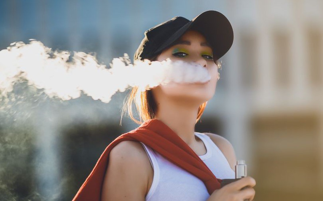 Báo động hiện tượng nữ sinh hút thuốc lá điện tử gia tăng