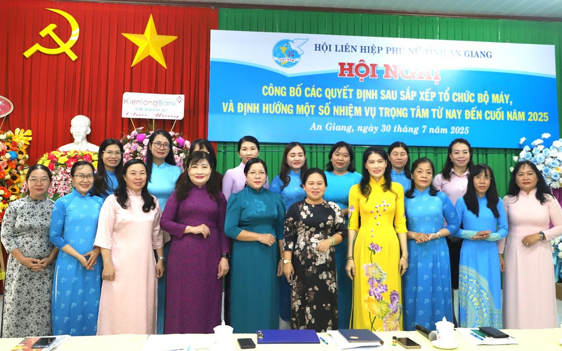 Hội LHPN tỉnh An Giang công bố các quyết định sau sắp xếp tổ chức bộ máy
