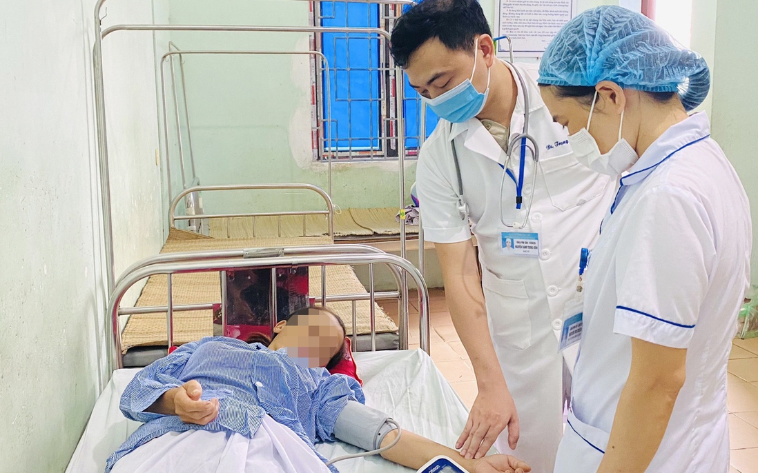 Cứu người và viện phí: Đừng chỉ biết "ném đá" bác sĩ