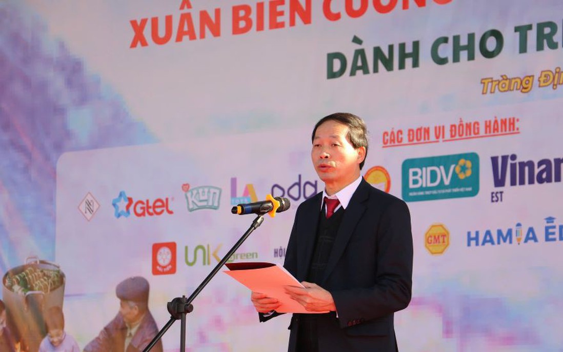 Agribank trao quà cho học sinh nghèo trong Chương trình “Xuân biên cương - Tết ấm cho em - Hội chợ Tết 0 đồng” tại Lạng Sơn