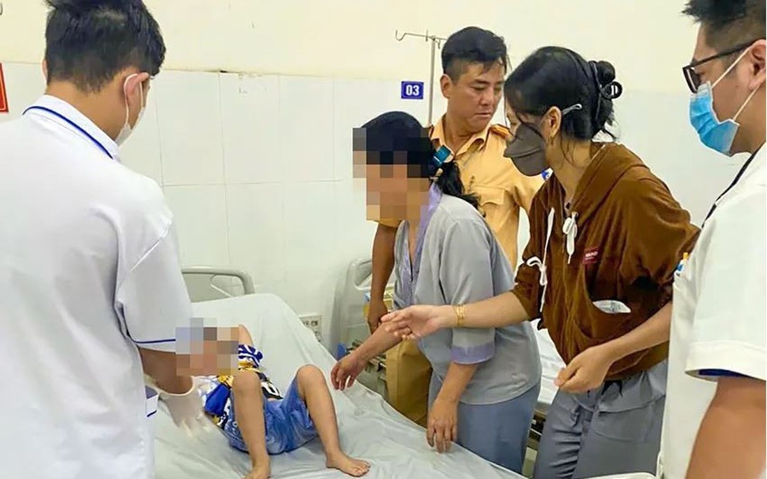 Cảnh sát giao thông đưa cháu bé có nguy cơ vỡ bàng quang đến bệnh viện kịp thời