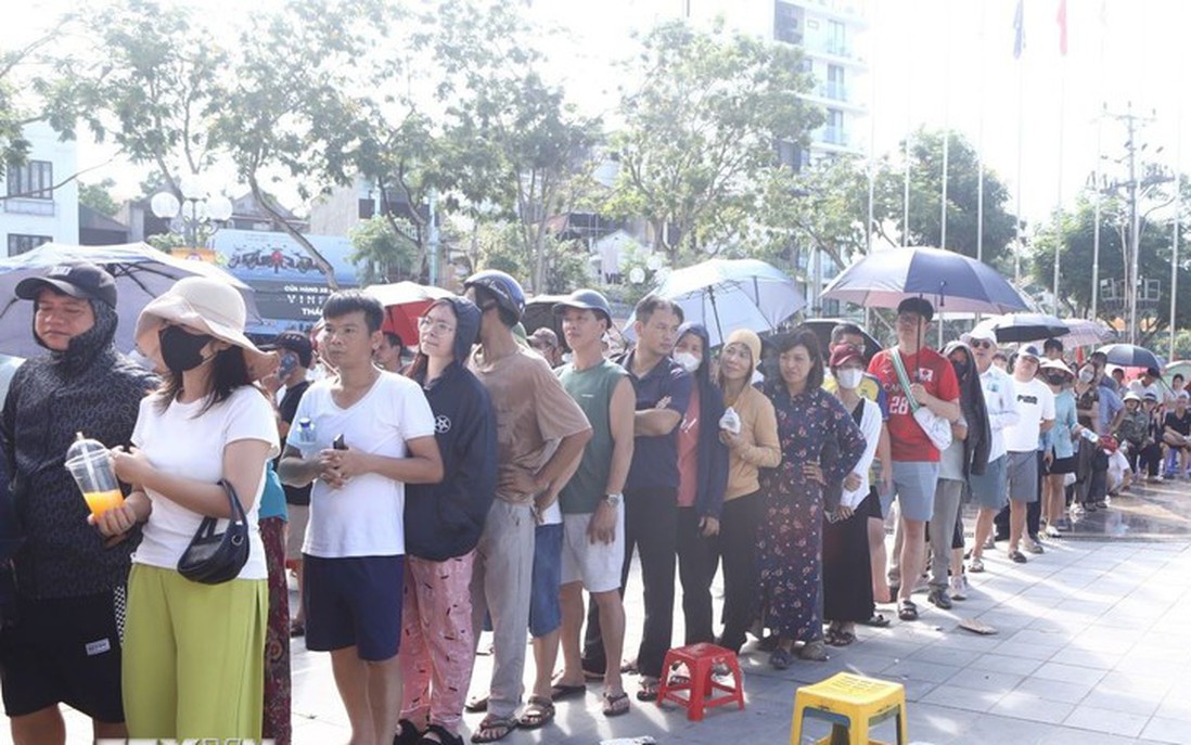 Người dân xếp hàng dài mua vé xem chung kết bóng chuyền nữ VTV Cup 2025