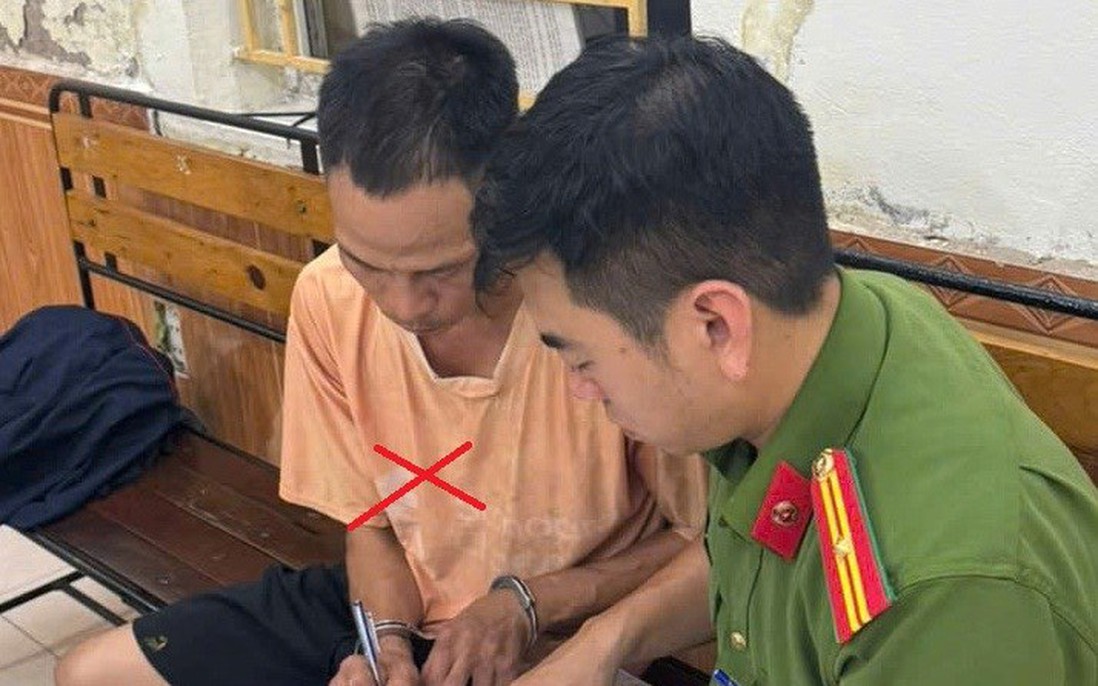 Tạm giữ người bố xích chân con treo ngược lên rồi dùng thanh gỗ đánh