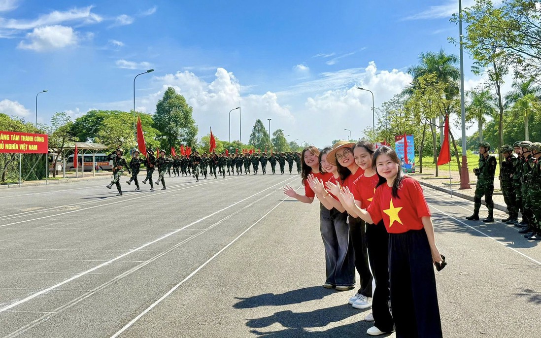 Người dân có thể xem hợp luyện diễu binh, diễu hành tại Làng Văn hóa - Du lịch các dân tộc Việt Nam