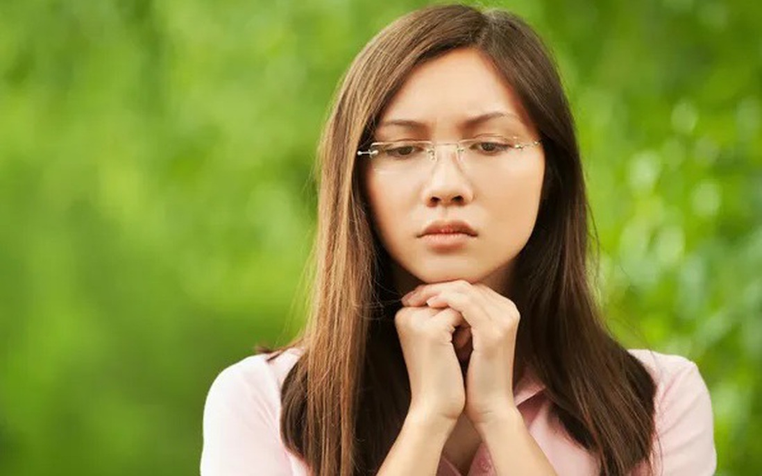 Sợ làm cha mẹ buồn, sợ bị xem là "gái bỏ làng"