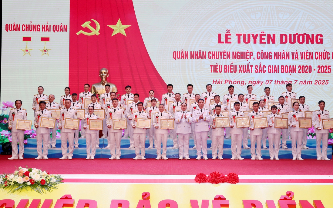Tuyên dương 122 quân nhân chuyên nghiệp, công nhân viên chức quốc phòng Quân chủng Hải quân