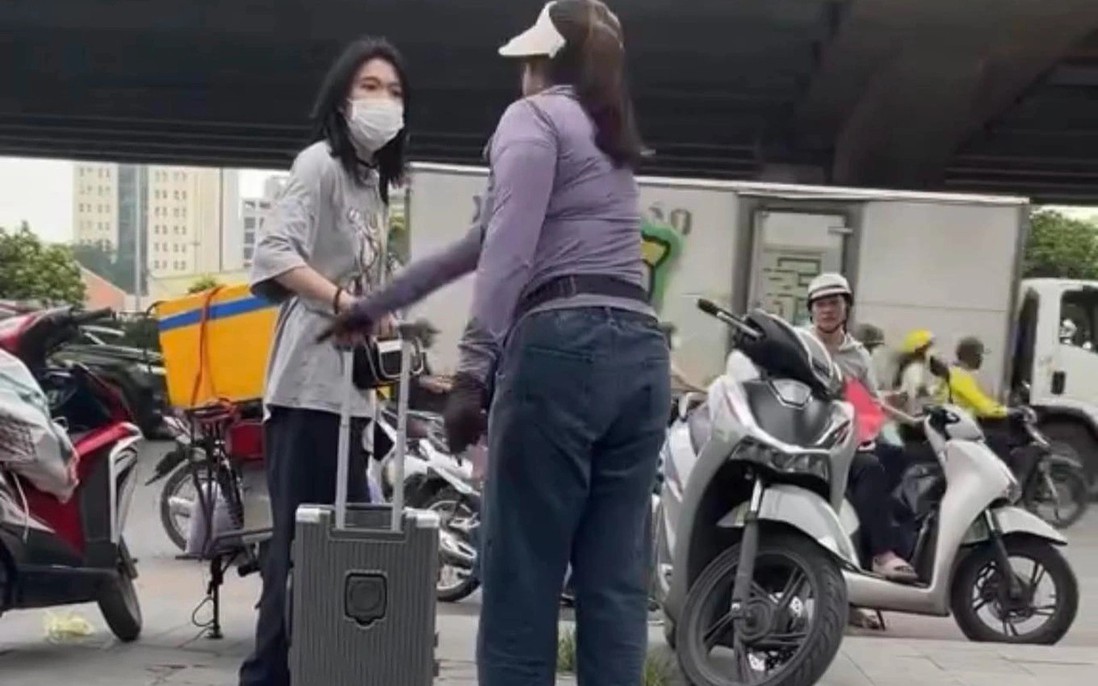 Đuổi cô gái đứng trên vỉa hè bến xe Mỹ Đình, người phụ nữ bán trà đá bị phạt 2,5 triệu đồng