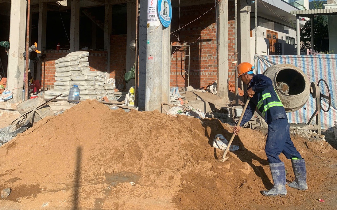 Giá vật liệu xây dựng tăng cao, chủ nhà và chủ thầu cùng "méo mặt"